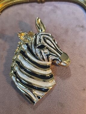 Vintage Safari Zebra Head Brooch/pendant Black White Cream Enamel Gold Tone